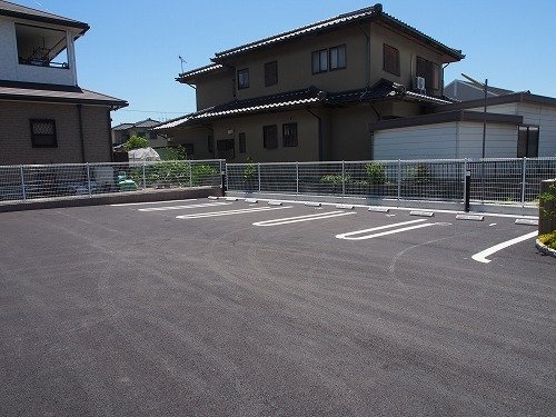 コンフォール安室の駐車場
