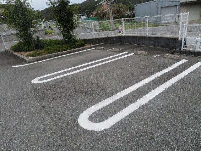 エーデル緑ヶ丘Ｄの駐車場