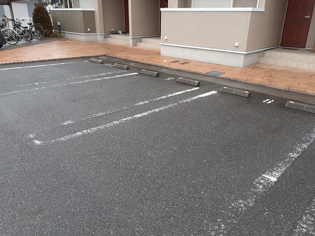 サニー　ハピネスの駐車場
