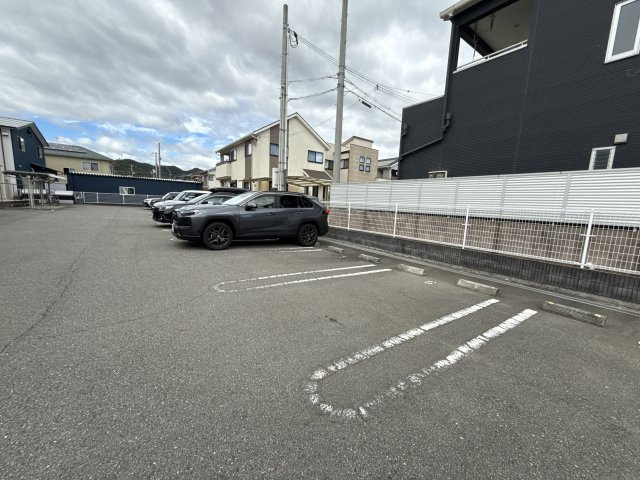 玲巧ハイツ八丁の駐車場