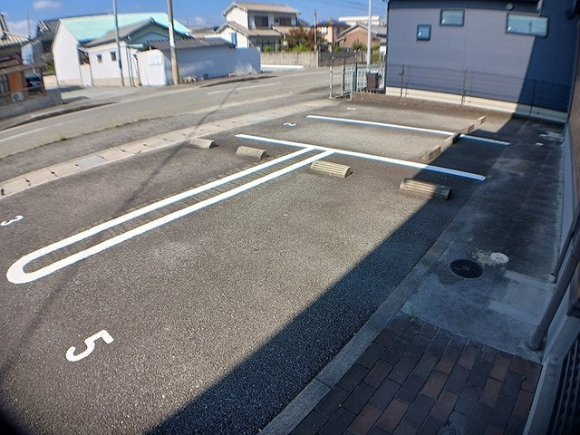 マイルストーンズの駐車場