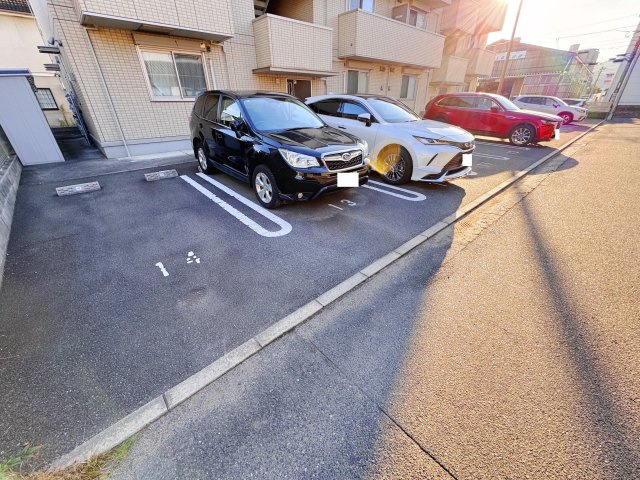 ファミール玉木の駐車場