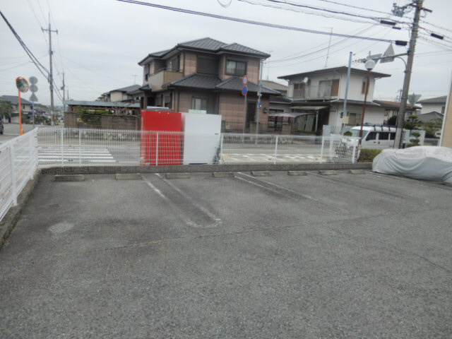 シュープリームの駐車場