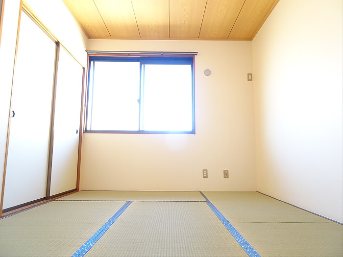 サンハウスの寝室|落ち着いて過ごせるお部屋なので、寝室にいかがでしょうか