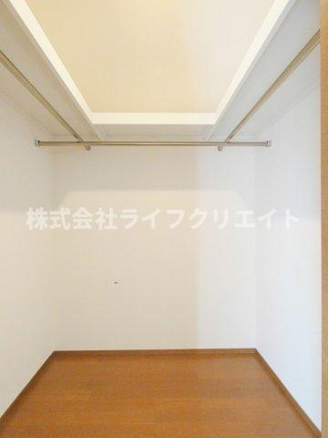 日野本町1丁目戸建の居間・リビング
