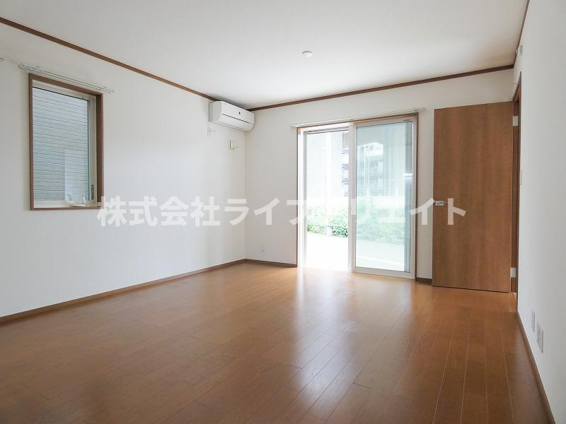 日野本町1丁目戸建の居間・リビング