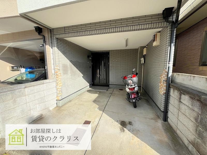 右京区西院久田町144-2貸家の駐車場