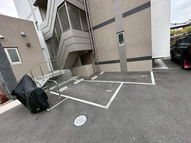 ロイス南茨木の駐車場