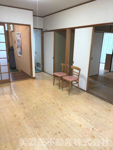 ６７２８３　郡上市八幡町島谷中古戸建の居間・リビング