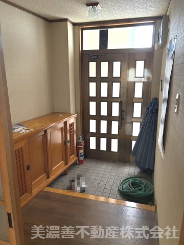 ６７２８３　郡上市八幡町島谷中古戸建の玄関