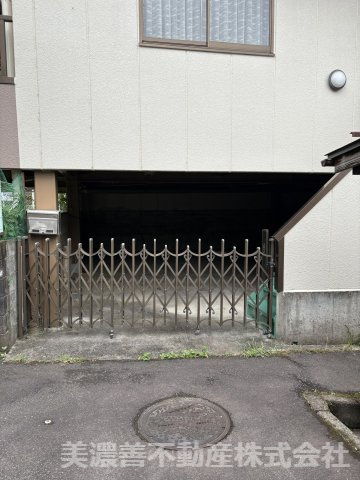 ６７２８３　郡上市八幡町島谷中古戸建の駐車場