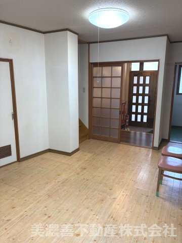 ６７２８３　郡上市八幡町島谷中古戸建の居間・リビング