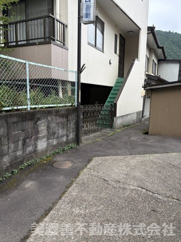 ６７２８３　郡上市八幡町島谷中古戸建の前面道路含む現地写真