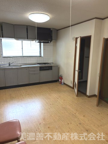 ６７２８３　郡上市八幡町島谷中古戸建の居間・リビング