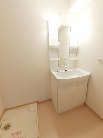サニースクエアＡの洗面所|ゆったりとスペースのある洗面所