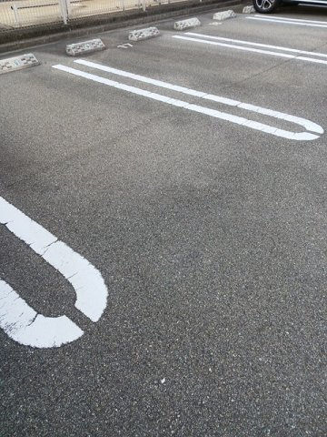 コンフォール矢三　Ｂの駐車場|駐車場に車を止められます