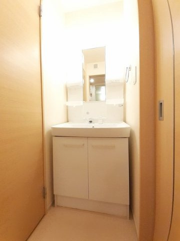 コンフォール矢三　Ｃの洗面所|明るい洗面所です