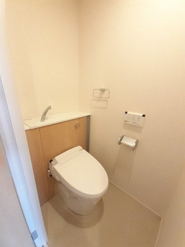 グランクリュ佐古　ＥＡＳＴのトイレ|落ち着いた色調のトイレです