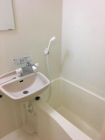 レオパレスグリーンの浴室|落ち着いた空間のお風呂です