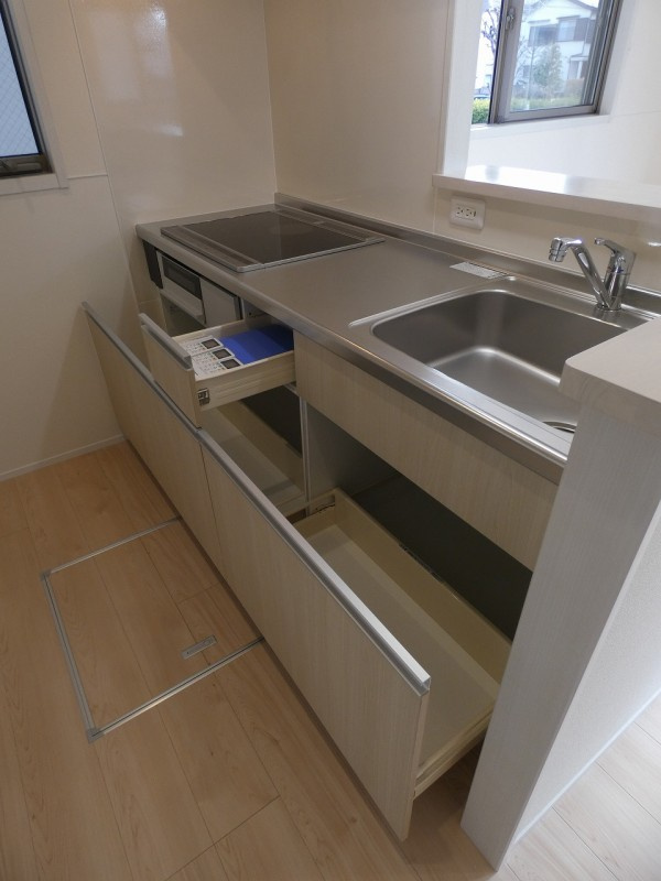 府中市四谷３丁目戸建のキッチン|コンパクトなキッチンで掃除もラクラク