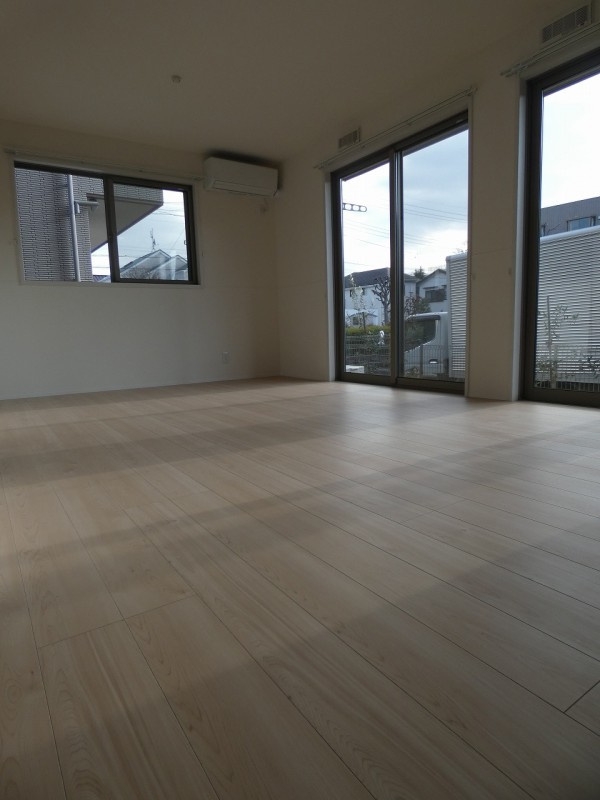 府中市四谷３丁目戸建の居間・リビング|使いやすい居間です