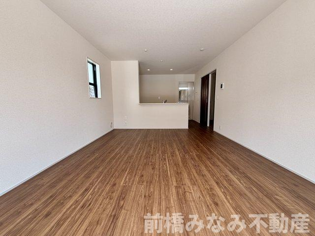 【新築】高崎市新町第８　５号棟(全９棟)　リーブルガーデン　新築建売分譲の居間・リビング|使いやすいリビングです