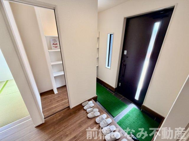 【新築】高崎市新町第８　５号棟(全９棟)　リーブルガーデン　新築建売分譲の玄関|収納もある玄関です