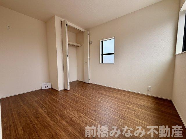 【新築】高崎市新町第８　５号棟(全９棟)　リーブルガーデン　新築建売分譲の洋室|明るい洋室です