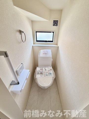 【新築】高崎市新町第８　５号棟(全９棟)　リーブルガーデン　新築建売分譲のトイレ|シンプルで使いやすいトイレです