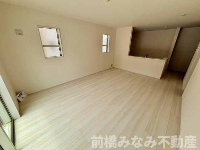 【新築】高崎市新町第８　２号棟(全９棟)　リーブルガーデン　新築建売分譲の居間・リビング|こちらのリビングで趣味の時間をお楽しみください