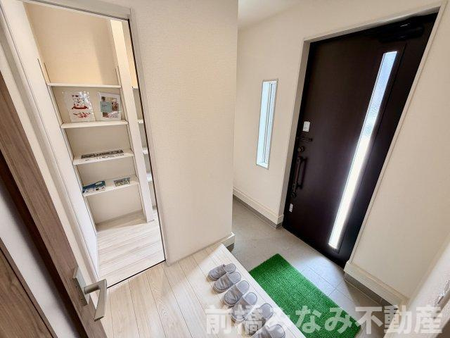 【新築】高崎市新町第８　２号棟(全９棟)　リーブルガーデン　新築建売分譲の玄関|ゆったりとした玄関です