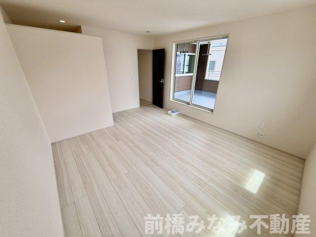 【新築】高崎市新町第８　２号棟(全９棟)　リーブルガーデン　新築建売分譲の洋室|明るい洋室です