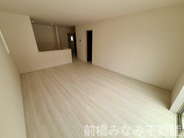 【新築】高崎市新町第８　２号棟(全９棟)　リーブルガーデン　新築建売分譲の居間・リビング|ゆったりとした居間です