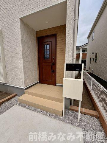 【新築】高崎市新町第８　１号棟(全９棟)　リーブルガーデン　新築建売分譲の玄関|明るい玄関です