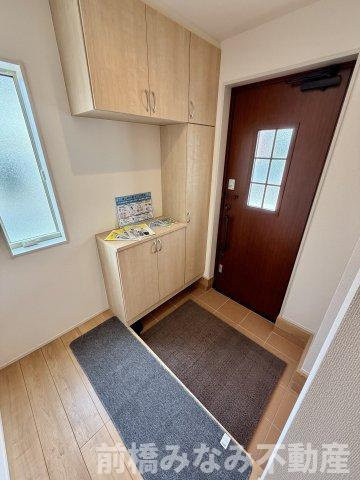 【新築】前橋市総社町植野第２　３号棟(全３棟)　リーブルガーデン　新築建売分譲の玄関|収納もある玄関です