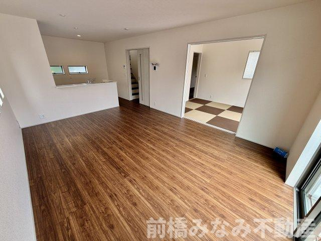 【新築】前橋市総社町植野第２　２号棟(全３棟)　リーブルガーデン　新築建売分譲の居間・リビング|こちらの居間で趣味の時間をお楽しみください