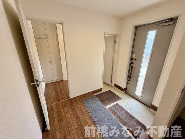 【新築】前橋市総社町植野第２　２号棟(全３棟)　リーブルガーデン　新築建売分譲の玄関|収納もある玄関です