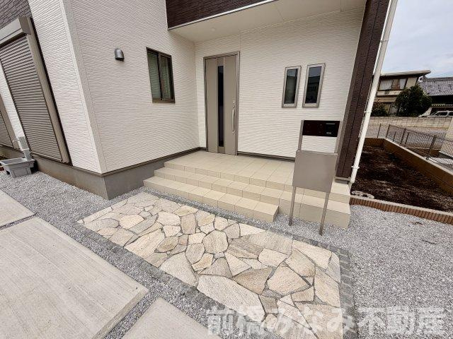 【新築】前橋市総社町植野第２　２号棟(全３棟)　リーブルガーデン　新築建売分譲の玄関|明るい玄関です