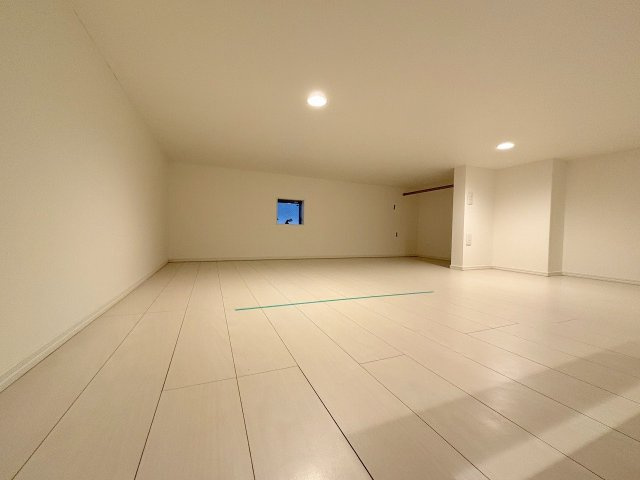 アクセル三津屋北の洋室
