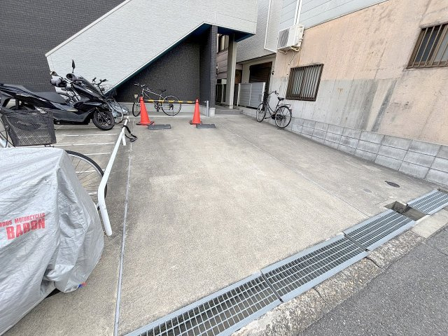 アクセル三津屋北の駐車場