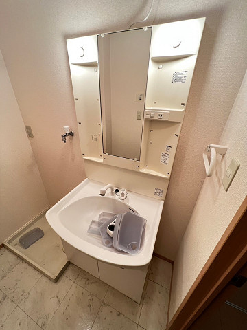グレイス尼崎 A棟の洗面所|忙しい朝には欠かせない洗面所です