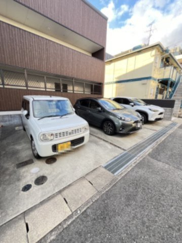 スリージェ参番館の駐車場