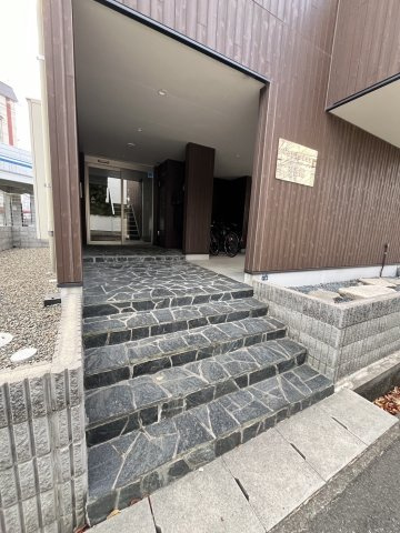 スリージェ参番館のエントランス