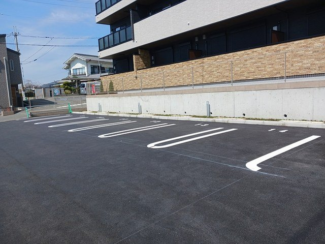 パインオーク　Ａの駐車場|駐車場があるので、車を買う予定の方も安心です