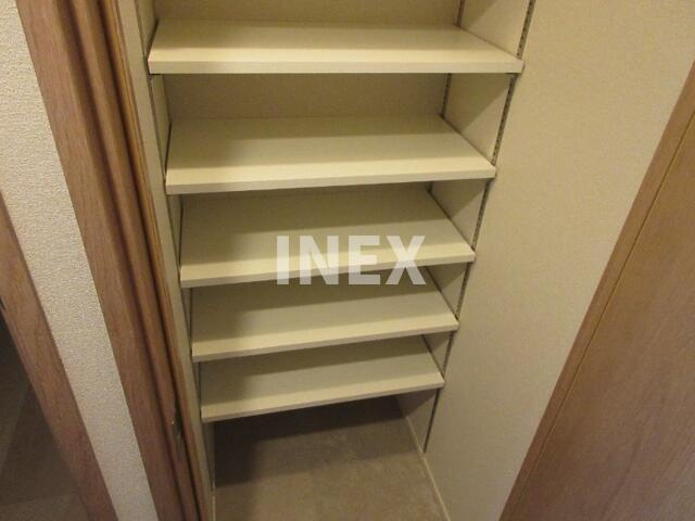 横浜市中区元町３丁目の賃貸マンションの玄関