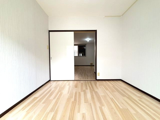 しまハイツの洋室