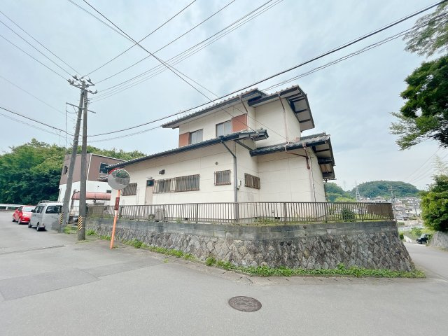 常磐下湯長谷町一丁目 中古住宅 陽当り良好 4DK 不動産プラスの外観|外観写真。陽当たりの良さをご確認ください。駐車場は縦列2台可能となっております。