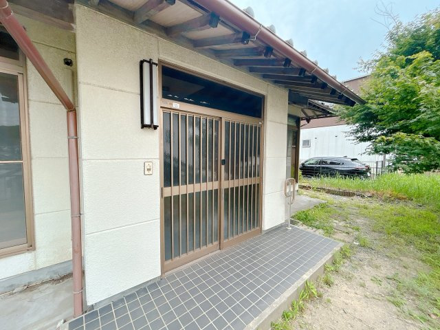 常磐下湯長谷町一丁目 中古住宅 陽当り良好 4DK 不動産プラスの玄関|玄関外観。鍵交換と設備点検を行います。引き違いタイプの玄関扉なのでお荷物を抱えていても開け閉めしやすいですね。