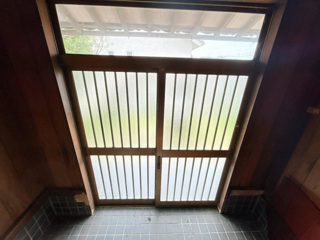 常磐下湯長谷町一丁目 中古住宅 陽当り良好 4DK 不動産プラスの玄関|【8/25まで現況販売】玄関内観。玄関鍵交換と設備点検、ハウスクリーニングを行います。玄関は広く作られているのでゆたっりと使うことができます。
