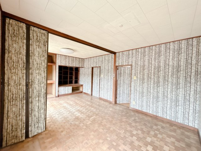 常磐下湯長谷町一丁目 中古住宅 陽当り良好 4DK 不動産プラスの洋室|【8/25まで現況販売】2階洋室。設備点検とハウスクリーニングを行います。南側にサッシが付いていますので明るいお部屋となっております。